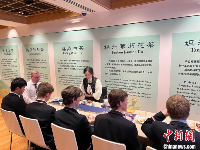 澳大利亞悉尼中學(xué)生參加“茶和天下”雅集文化體驗活動。　顧時宏 攝