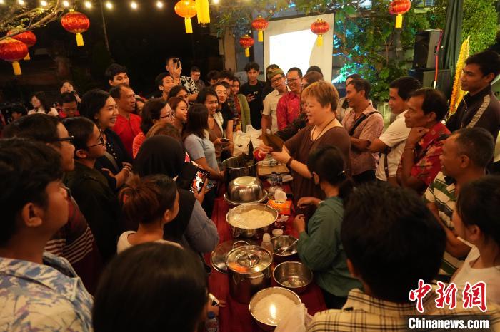 現場包粽子教學。陶暹光攝