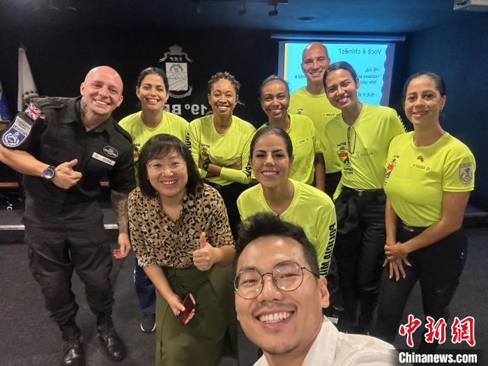 里約旅游警察上中文課。　里約熱內(nèi)盧天主教大學孔子學院供圖