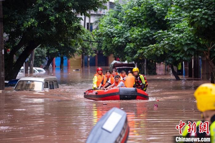 7月4日，萬州區(qū)五橋街道，消防救援人員用沖鋒舟救援轉(zhuǎn)運(yùn)被困群眾。　冉孟軍 攝