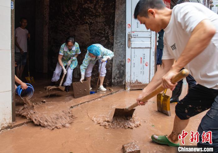 7月4日，萬州區(qū)五橋街道，洪水退去后，居民開展清淤工作?！∪矫宪?攝