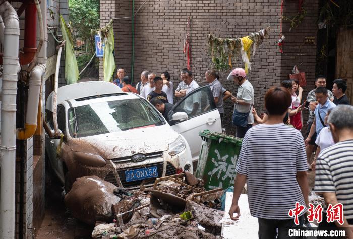 7月4日，萬州區(qū)五橋街道，居民救援受困的私家車?！∪矫宪?攝