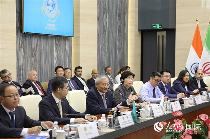 上合組織秘書(shū)長(zhǎng)張明發(fā)表講話(huà)。人民網(wǎng) 俄布拉依攝