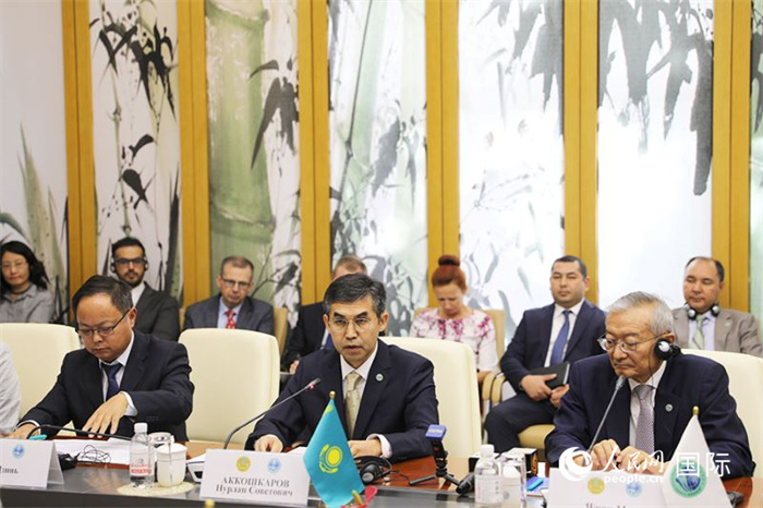 哈薩克斯坦常駐上合組織秘書(shū)處代表努爾蘭·阿科什卡羅夫介紹哈薩克斯坦接任輪值主席國(guó)后的優(yōu)先工作。人民網(wǎng) 俄布拉依攝