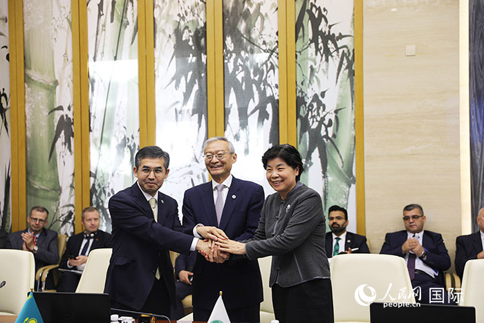 上合組織秘書(shū)處、哈駐華使館、上合組織睦鄰友好合作委員會(huì)簽署《聯(lián)合行動(dòng)計(jì)劃》。人民網(wǎng) 俄布拉依攝