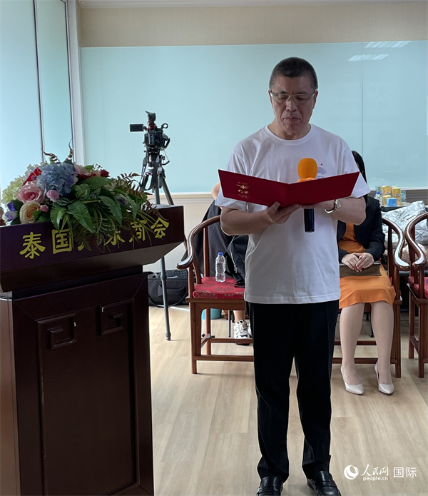 泰國浙江商會(huì)會(huì)長祁曉云受泰國華僑華人和駐泰各級(jí)商會(huì)機(jī)構(gòu)委托發(fā)出倡議，華僑華人群體將積極助力亞運(yùn)會(huì)舉行。人民網(wǎng)記者 劉慧攝