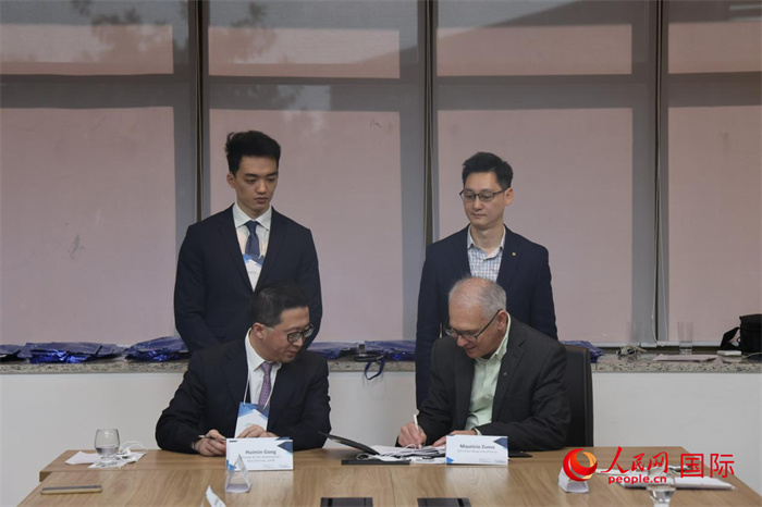 座談交流會(huì)上，中歐校友醫(yī)療健康產(chǎn)業(yè)協(xié)會(huì)與奧斯瓦爾多·克魯茲基金會(huì)簽署了合作備忘錄。人民網(wǎng)記者 時(shí)元皓攝