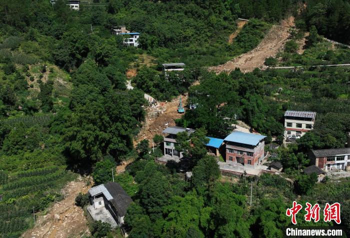 圖為航拍重慶萬(wàn)州救援現(xiàn)場(chǎng)?！￡惓?攝