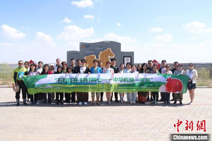 圖為臺胞體驗大美內(nèi)蒙古。　托婭供圖