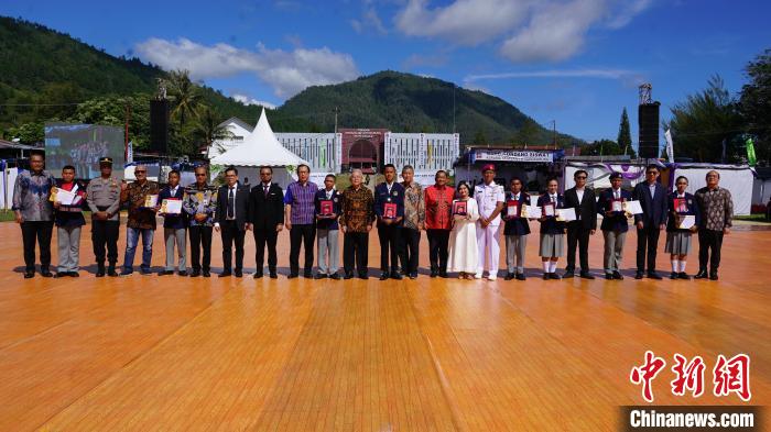 嘉賓為優(yōu)秀畢業(yè)生頒發(fā)榮譽(yù)證書。牛海濤攝