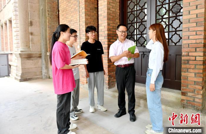 7月4日，臺(tái)灣教師陳昭志正在和學(xué)生交流?！蚊?攝