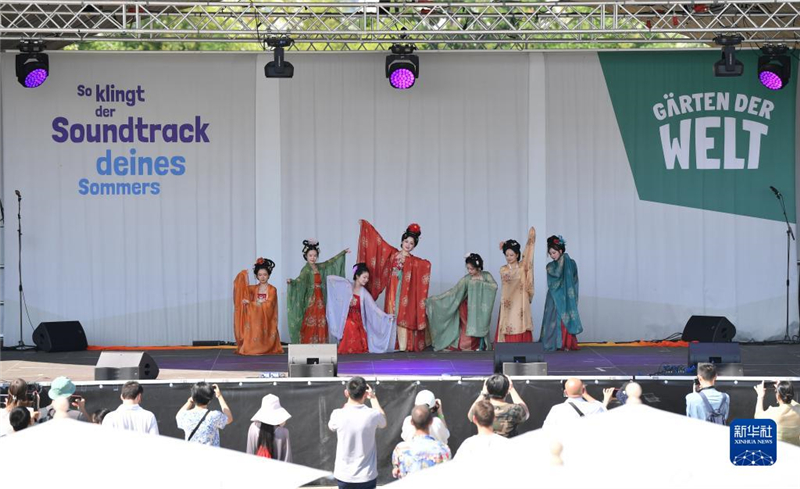 7月8日，在德國(guó)柏林世界公園，漢服愛(ài)好者進(jìn)行漢服展示。新華社記者 任鵬飛 攝