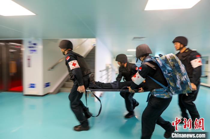 “和平方舟”號(hào)醫(yī)院船在西太平洋海域進(jìn)行反恐反海盜演練。圖為醫(yī)療救護(hù)組在轉(zhuǎn)運(yùn)“傷員”?！⌒煳?攝