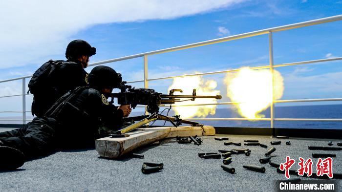 “和平方舟”號(hào)醫(yī)院船在西太平洋海域進(jìn)行反恐反海盜演練。圖為火力組隊(duì)員進(jìn)行警告射擊?！⌒煳?攝