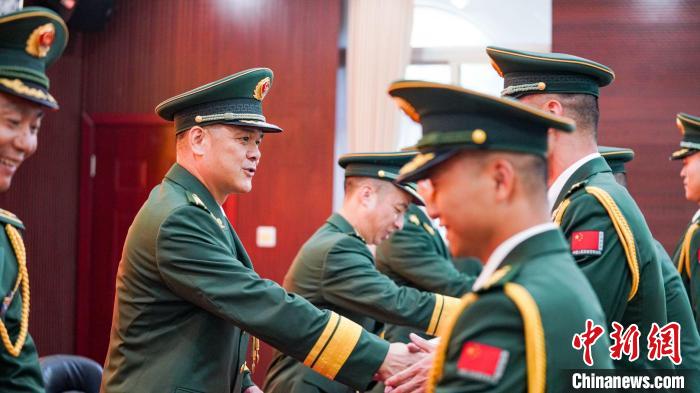 首長(zhǎng)為晉銜官兵頒發(fā)任命狀。　張煜梁 攝