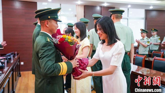 軍屬向晉升警官獻(xiàn)花?！堨狭?攝
