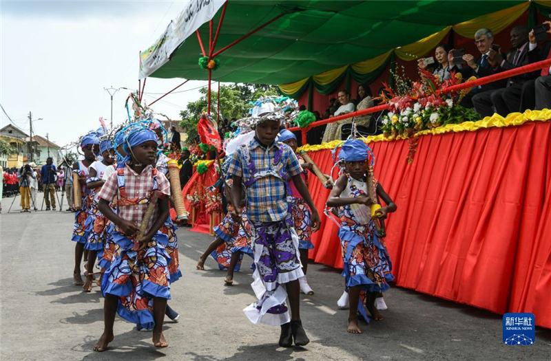 7月12日，演員在圣多美和普林西比圣多美島瓜達(dá)盧佩鎮(zhèn)舉行的獨(dú)立日慶典活動(dòng)上表演。新華社記者 韓旭 攝