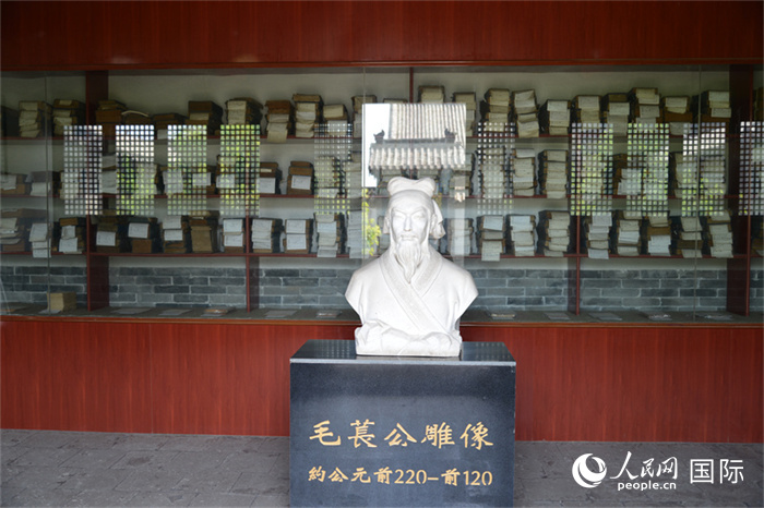 河間詩經(jīng)齋毛萇雕像。雕像后書櫥中陳列的是歷代各版本《詩經(jīng)》及譯本。 人民網(wǎng) 趙昭攝