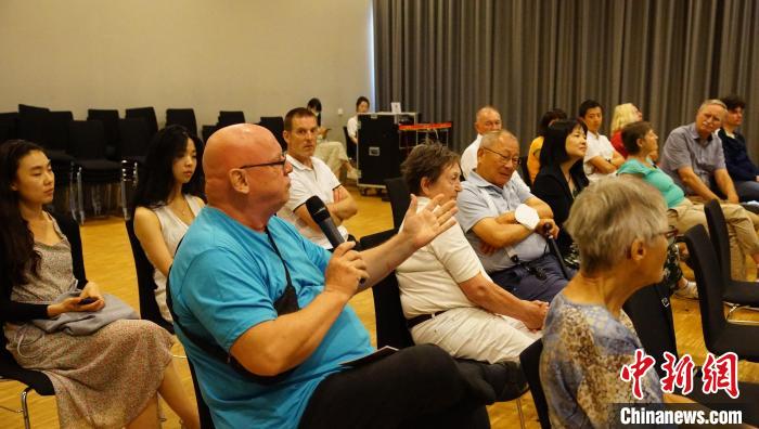 圖為現(xiàn)場觀眾提問?！“亓种袊幕行墓﹫D