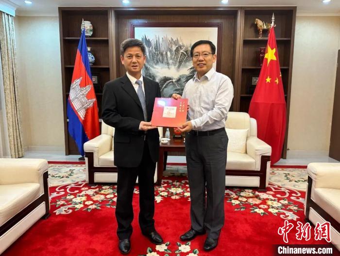 7月12日下午，中國駐柬埔寨大使王文天在金邊會見援柬中醫(yī)醫(yī)療隊?！≈袊v柬埔寨大使館微信公眾號 攝