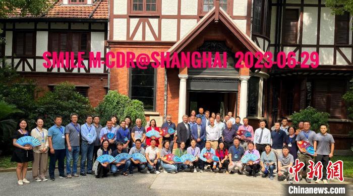 “微笑”衛(wèi)星(SMILE)任務(wù)中歐聯(lián)合轉(zhuǎn)正樣設(shè)計(jì)評(píng)審會(huì)合影?！≈锌圃簢?guó)家空間科學(xué)中心 供圖