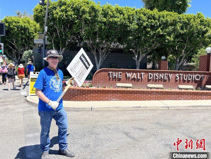 當(dāng)?shù)貢r(shí)間7月14日上午，華納兄弟、迪士尼等美國(guó)影視娛樂(lè)產(chǎn)業(yè)巨頭總部門前，有成百上千的人高舉“罷工”標(biāo)語(yǔ)牌游行示威。由于未能與美國(guó)電影和電視制片人聯(lián)盟(AMPTP)就新合同達(dá)成協(xié)議，擁有約16萬(wàn)名會(huì)員的好萊塢三大工會(huì)之一美國(guó)影視演員協(xié)會(huì)(SAG-AFTRA)發(fā)起罷工，于14日起在洛杉磯和紐約的十余家制片公司外示威游行。 <a target='_blank' href='/'><p  align=