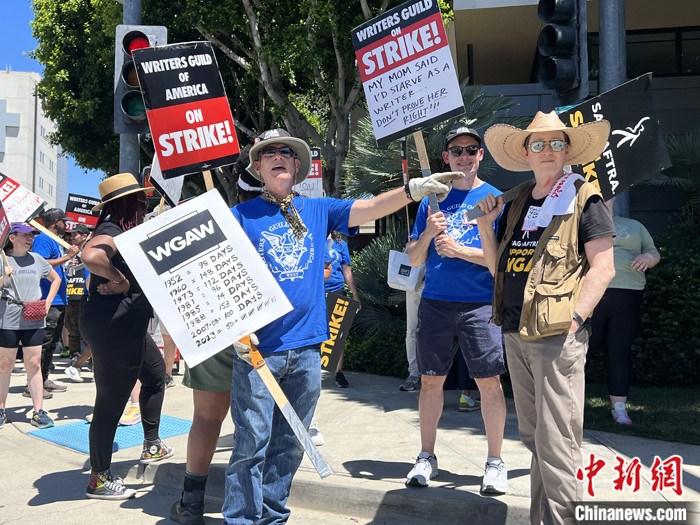 當(dāng)?shù)貢r(shí)間7月14日上午，華納兄弟、迪士尼等美國(guó)影視娛樂(lè)產(chǎn)業(yè)巨頭總部門前，有成百上千的人高舉“罷工”標(biāo)語(yǔ)牌游行示威。由于未能與美國(guó)電影和電視制片人聯(lián)盟(AMPTP)就新合同達(dá)成協(xié)議，擁有約16萬(wàn)名會(huì)員的好萊塢三大工會(huì)之一美國(guó)影視演員協(xié)會(huì)(SAG-AFTRA)發(fā)起罷工，于14日起在洛杉磯和紐約的十余家制片公司外示威游行。 <a target='_blank' href='/'><p  align=