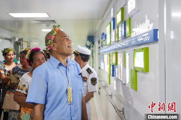 基里巴斯總統(tǒng)等政要參觀海上醫(yī)院?！⌒煳?攝