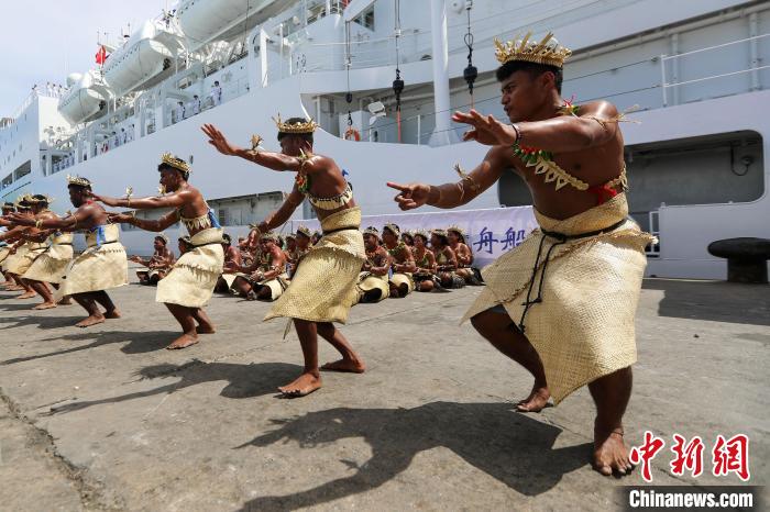 基方民眾表演當(dāng)?shù)靥厣璧福瑲g迎“和平方舟”號(hào)醫(yī)院船來(lái)訪?！⌒煳?攝