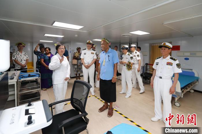 基里巴斯總統(tǒng)等政要參觀海上醫(yī)院?！⌒煳?攝