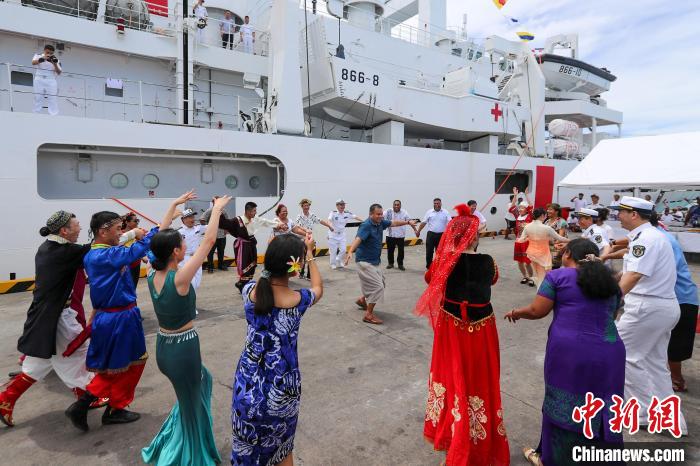 中基雙方人員在碼頭歡迎儀式上歡聚一堂。　徐巍 攝