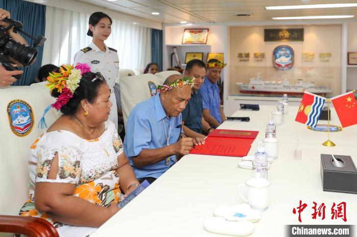 基里巴斯總統(tǒng)塔內(nèi)?！ゑR茂為“和平方舟”醫(yī)院船留言。　徐巍 攝