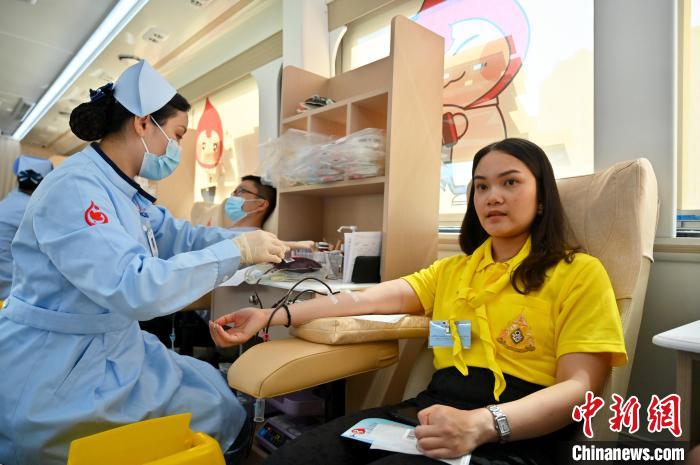 圖為獻(xiàn)血活動現(xiàn)場?！∮峋?攝