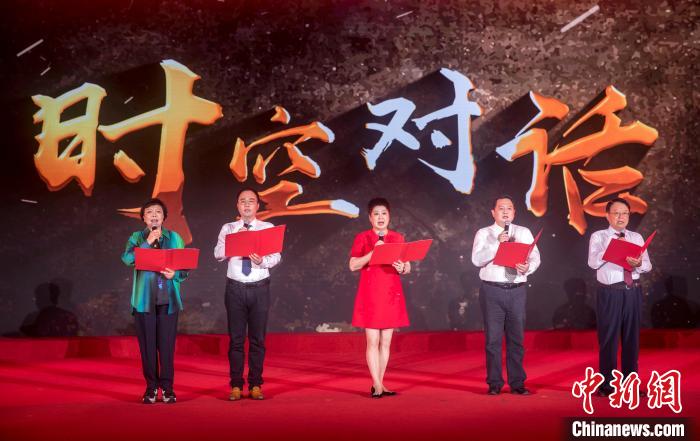 陳曉帆與顏福慶之孫顏志淵、陶行知曾孫陶侃、榮毅仁侄女榮智豐深情朗誦《與統(tǒng)戰(zhàn)先輩的時(shí)空對(duì)話》。　張昊 攝