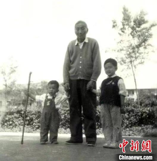 陳望道與幼年的陳曉帆(左)、陳曉帆的哥哥一起合影。　陳曉帆供圖