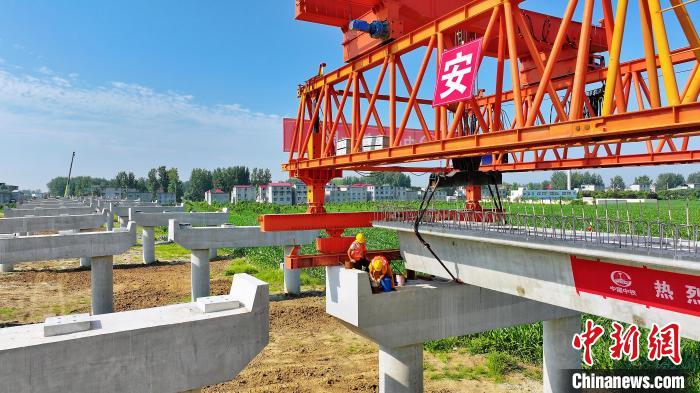 長25米重80噸的箱梁平穩(wěn)、精準地落在S314分離式立交橋25號和26號墩上。　劉玉才 攝