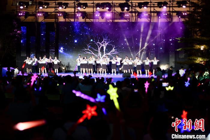 合唱表演《夜空中最亮的星》?！⊥鯑|明 攝