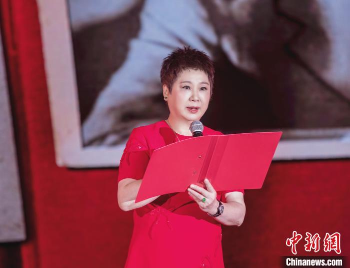 7月16日，榮智豐在2023年上海統(tǒng)戰(zhàn)文化周開幕活動(dòng)中朗誦《與統(tǒng)戰(zhàn)先輩的時(shí)空對(duì)話》?！堦?攝