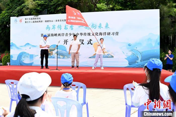 研習(xí)營(yíng)授旗儀式。　張金川 攝