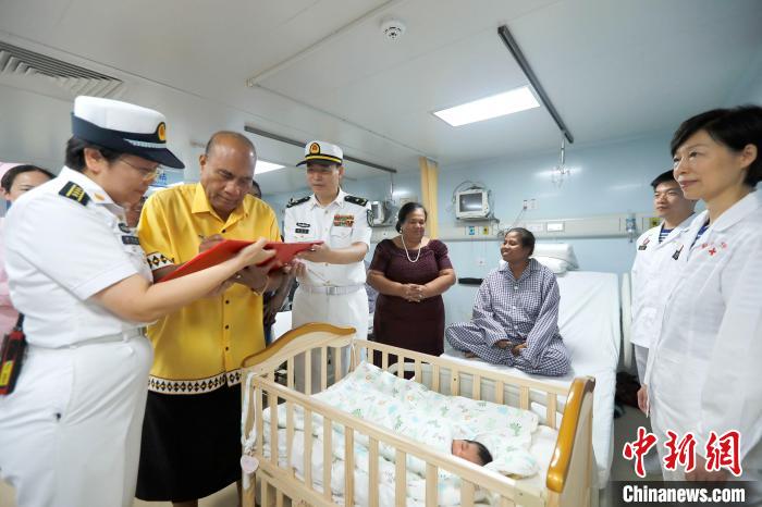 基里巴斯總統(tǒng)馬茂為新生兒取名，并在出生證明上親筆填寫寶寶名字。　黎宇 攝