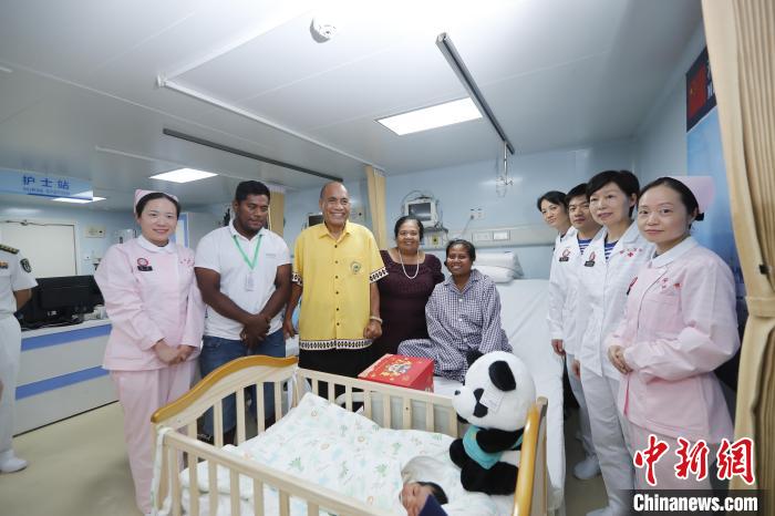 基里巴斯總統(tǒng)馬茂與海上醫(yī)院醫(yī)護(hù)人員、新生兒家人合影?！±栌?攝
