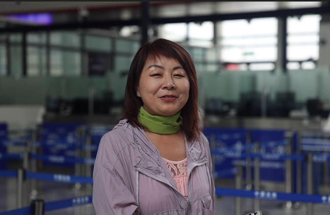 7月22日，曾經(jīng)在老撾瑯勃拉邦工作過3年的加拿大華僑孫月玲乘坐中老鐵路國際旅客列車從中國出境。衛(wèi)海林 攝