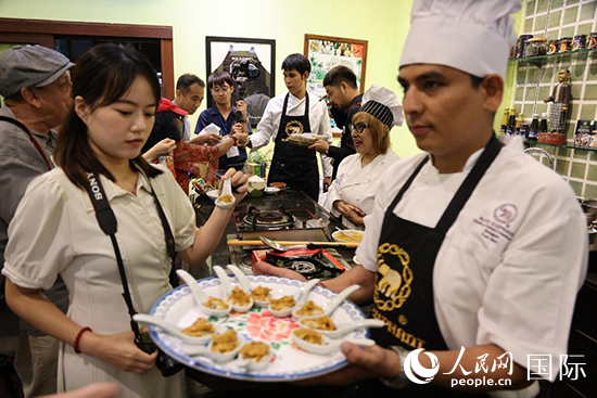7月19日，參加美食活動(dòng)的多國(guó)代表品嘗泰式傳統(tǒng)美食。人民網(wǎng)記者 張矜若攝