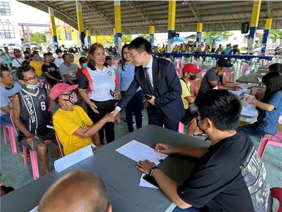 中方與菲方一道將中國援菲化肥分發(fā)至菲農(nóng)戶手中。中國駐菲律賓大使館供圖