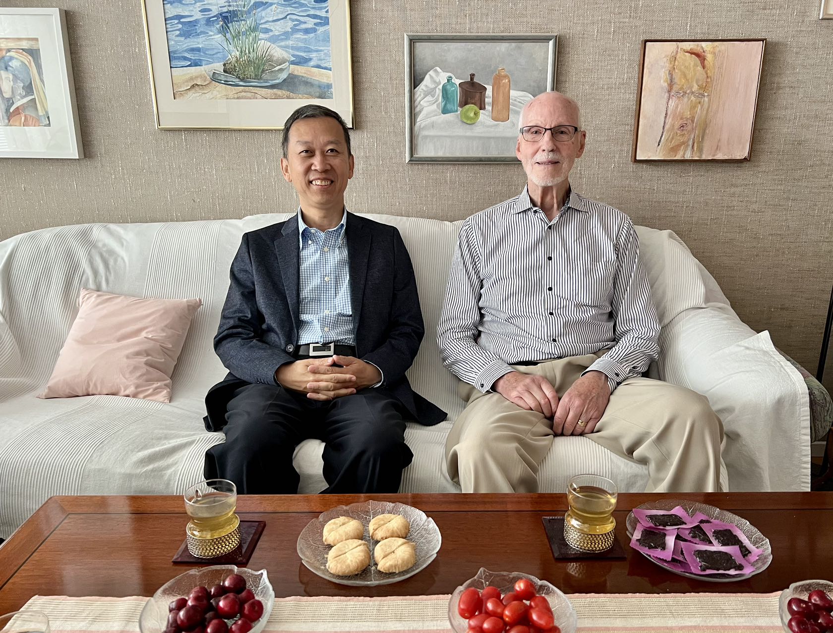 駐瑞典大使崔愛民看望瑞典科學(xué)家。中國(guó)駐瑞典大使館供圖