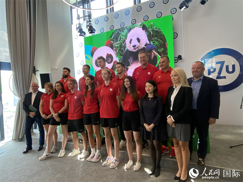 嘉賓與代表團(tuán)代表合影。人民網(wǎng)記者 禹麗敏攝