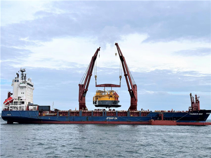 印尼拉維拉維項(xiàng)目32萬(wàn)噸級(jí)單點(diǎn)系泊設(shè)備運(yùn)抵巴厘島巴板港口。張守剛攝