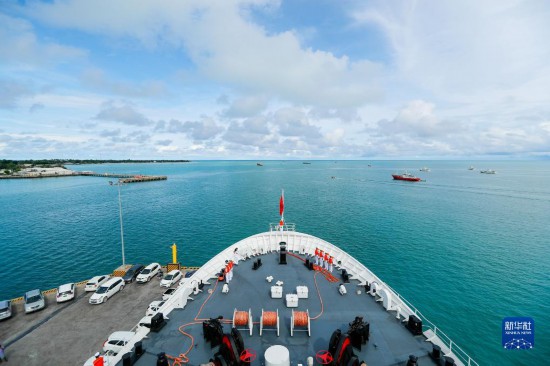 7月22日，中國海軍“和平方舟”號(hào)醫(yī)院船駛離基里巴斯首都塔拉瓦。當(dāng)?shù)貢r(shí)間22日上午10時(shí)，執(zhí)行“和諧使命-2023”任務(wù)的中國海軍“和平方舟”號(hào)醫(yī)院船圓滿結(jié)束對(duì)基里巴斯的首次訪問，駛離基里巴斯首都塔拉瓦，前往本次任務(wù)的第二站湯加努庫阿洛法港。新華社發(fā)（黎宇 攝）