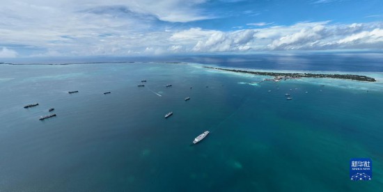 7月22日，中國海軍“和平方舟”號(hào)醫(yī)院船結(jié)束基里巴斯訪問，駛離塔拉瓦港。新華社發(fā)（桂江波 攝）