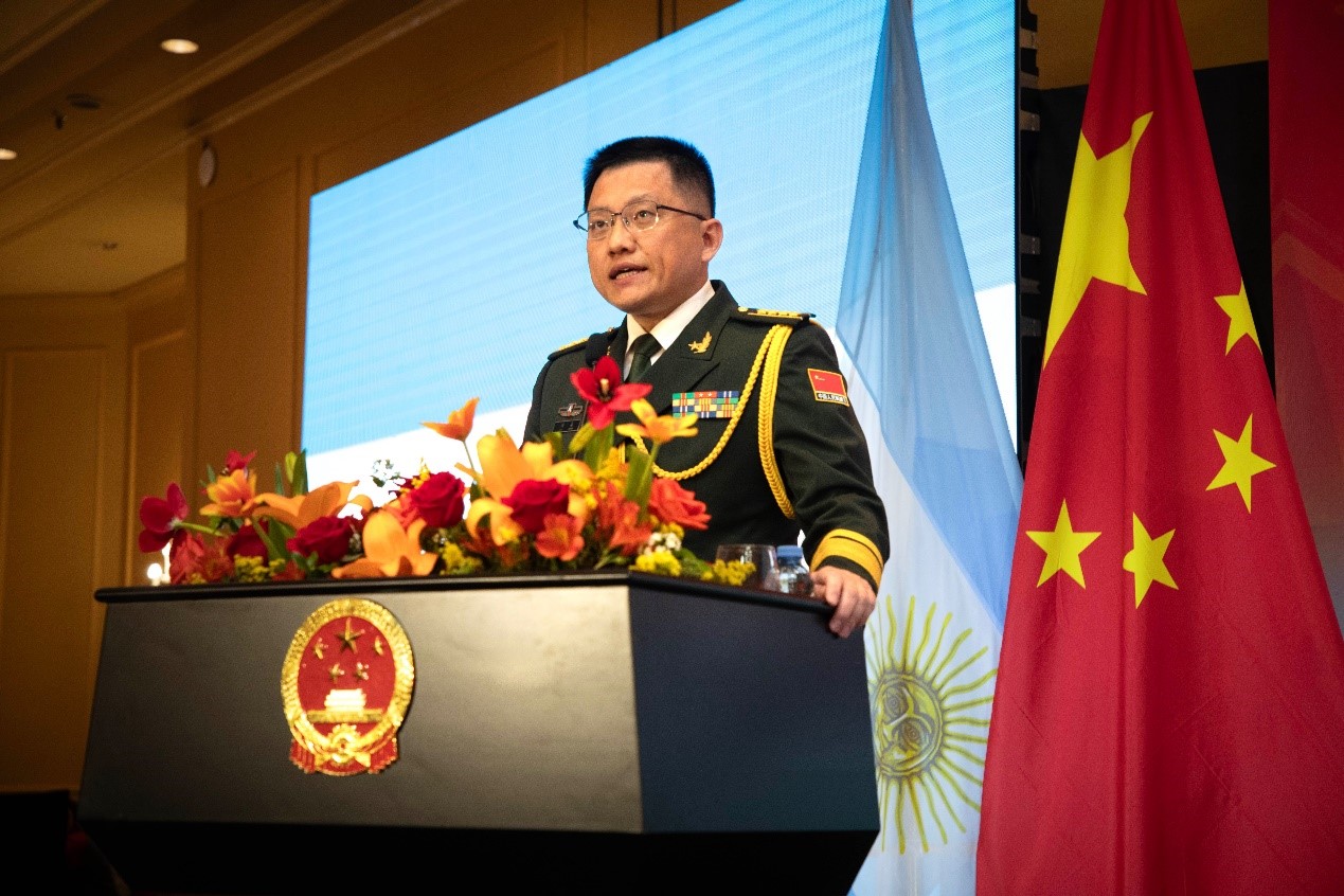 中國駐阿根廷大使館武官劉淼大校致辭。中國駐阿根廷大使館供圖